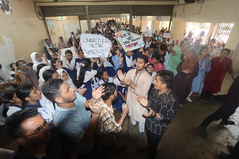 কুমিল্লার মডার্ন হাইস্কুলের প্রধান ও সহকারী প্রধান শিক্ষকের পদত্যাগের দাবিতে বিক্ষোভ করছেন শিক্ষার্থীরা